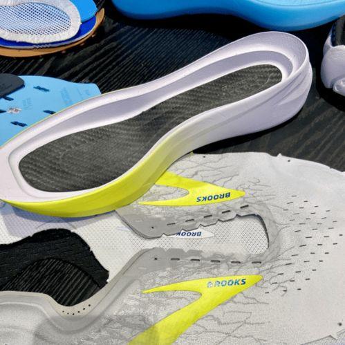 新碳板跑鞋爆料视频,性能升级,跑者新宠!”