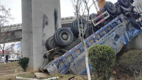 青岛大货车爆料视频,现场直击惊人一幕  第3张 青岛大货车爆料视频,现场直击惊人一幕  第3张